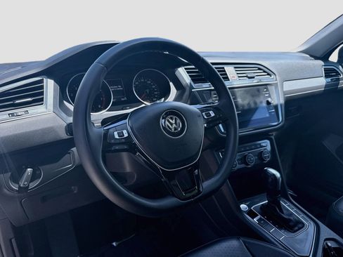Used 2020 Volkswagen Tiguan SE w/ Panoramic Sunroof Package FWD image 7