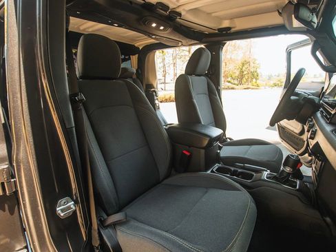 Used 2024 Jeep Gladiator Sport image 18