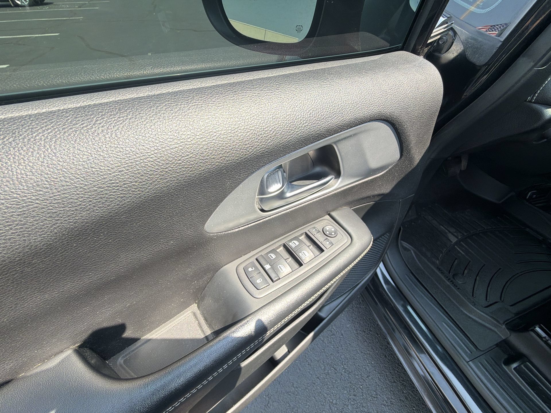 Used 2023 Chrysler Pacifica Touring FWD image 13