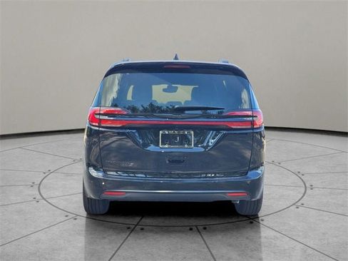 New 2026 Chrysler Pacifica Select image 11
