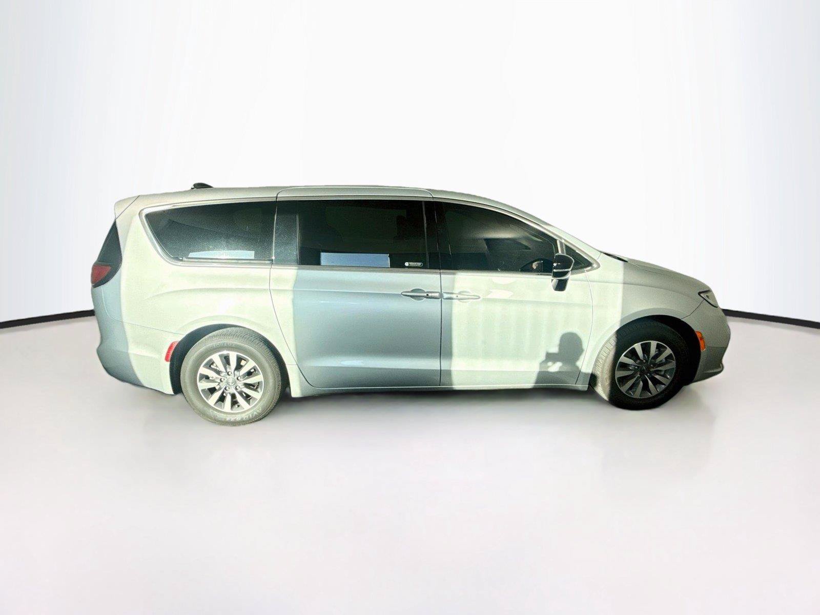 Used 2024 Chrysler Pacifica Limited FWD image 7