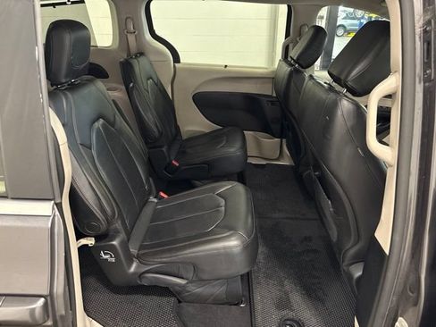 Used 2020 Chrysler Pacifica Touring-L FWD image 35