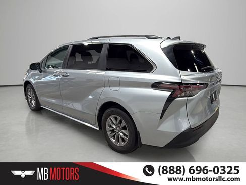 Used 2024 Toyota Sienna LE FWD image 5