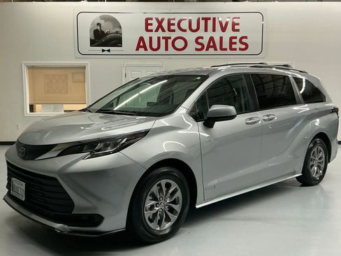 Used 2021 Toyota Sienna LE image 1