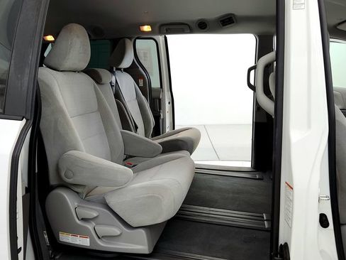 Certified 2020 Toyota Sienna LE w/ LE Preferred Package FWD image 18