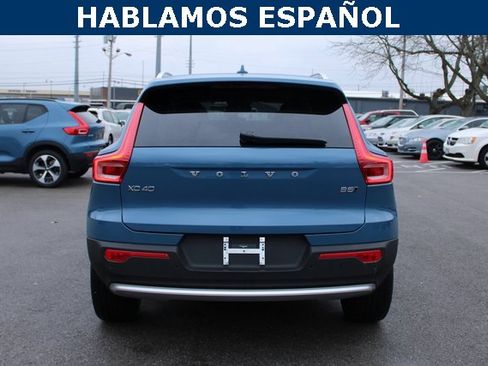 Used 2025 Volvo XC40 B5 Plus image 4