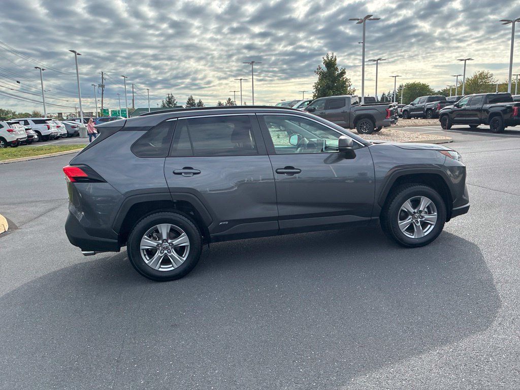 Used 2025 Toyota RAV4 LE AWD/4WD image 5