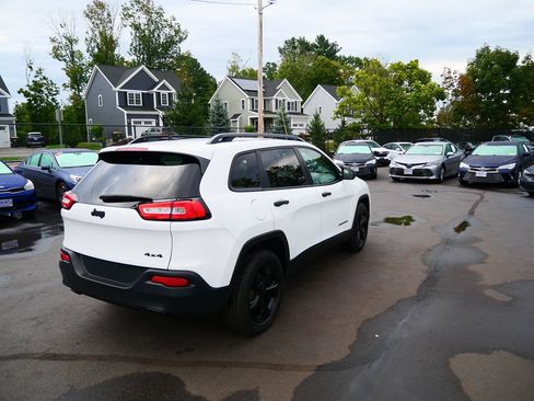 Used 2017 Jeep Cherokee Sport AWD/4WD image 6
