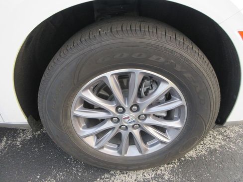 Used 2023 Buick Enclave Essence image 9