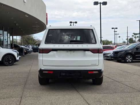 Used 2024 Jeep Wagoneer Series III AWD/4WD image 4
