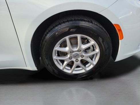 Used 2025 Chrysler Pacifica Select FWD image 6