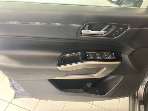 Used 2024 Nissan Pathfinder Platinum image 11