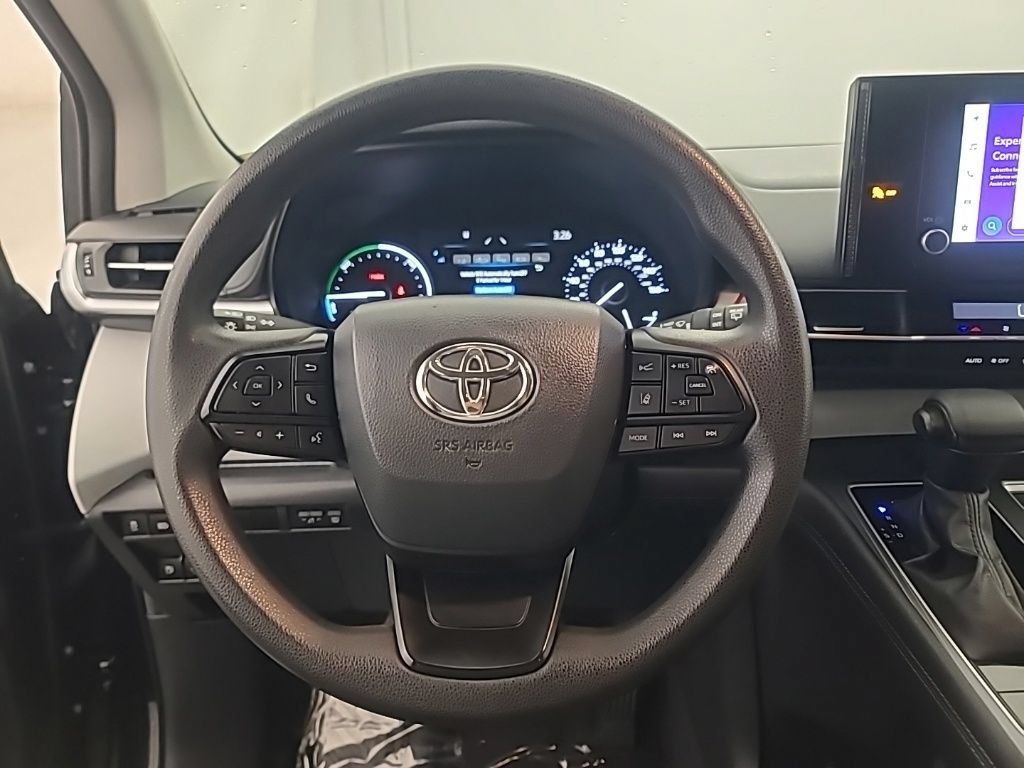 Used 2025 Toyota Sienna LE FWD image 35