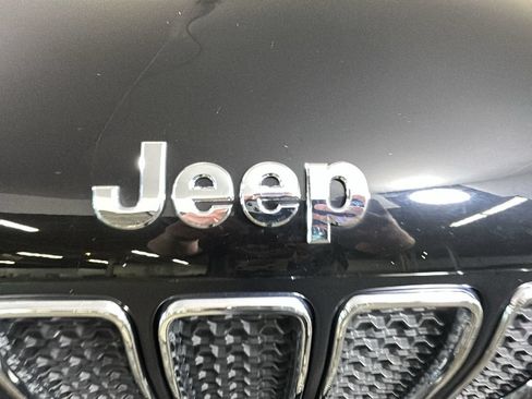 Used 2020 Jeep Renegade Latitude w/ Cold Weather Group AWD/4WD image 11
