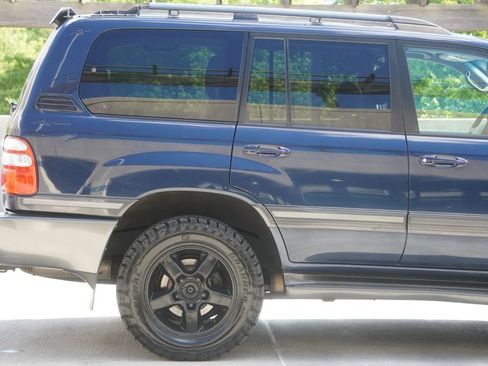 Used 2004 Toyota Land Cruiser AWD/4WD image 32
