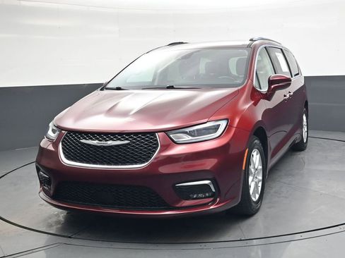 Used 2021 Chrysler Pacifica Touring-L image 9