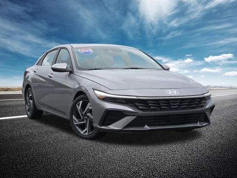 Used 2025 Hyundai Elantra SEL FWD image 2