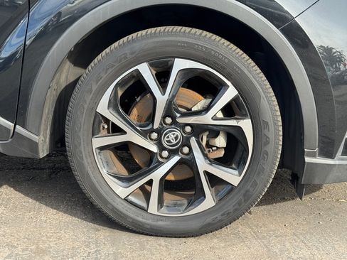 Used 2020 Toyota C-HR XLE FWD image 6