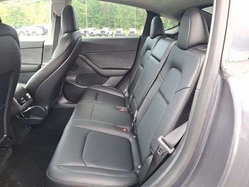 Used 2022 Tesla Model Y Long Range image 11