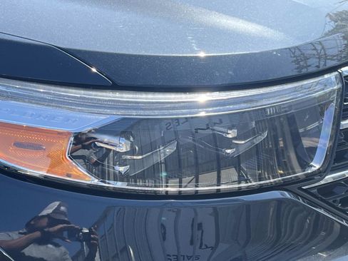 Used 2022 Ford Explorer XLT w/ Equipment Group 202A image 7