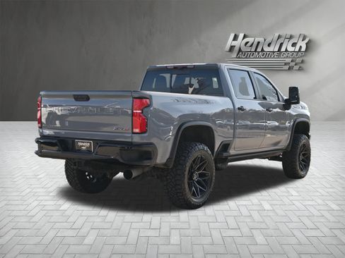 Used 2025 Chevrolet Silverado 2500 ZR2 w/ Technology Package image 10