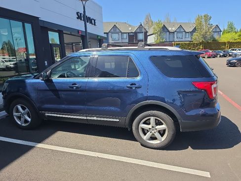 Used 2017 Ford Explorer XLT w/ Equipment Group 202A AWD/4WD image 4