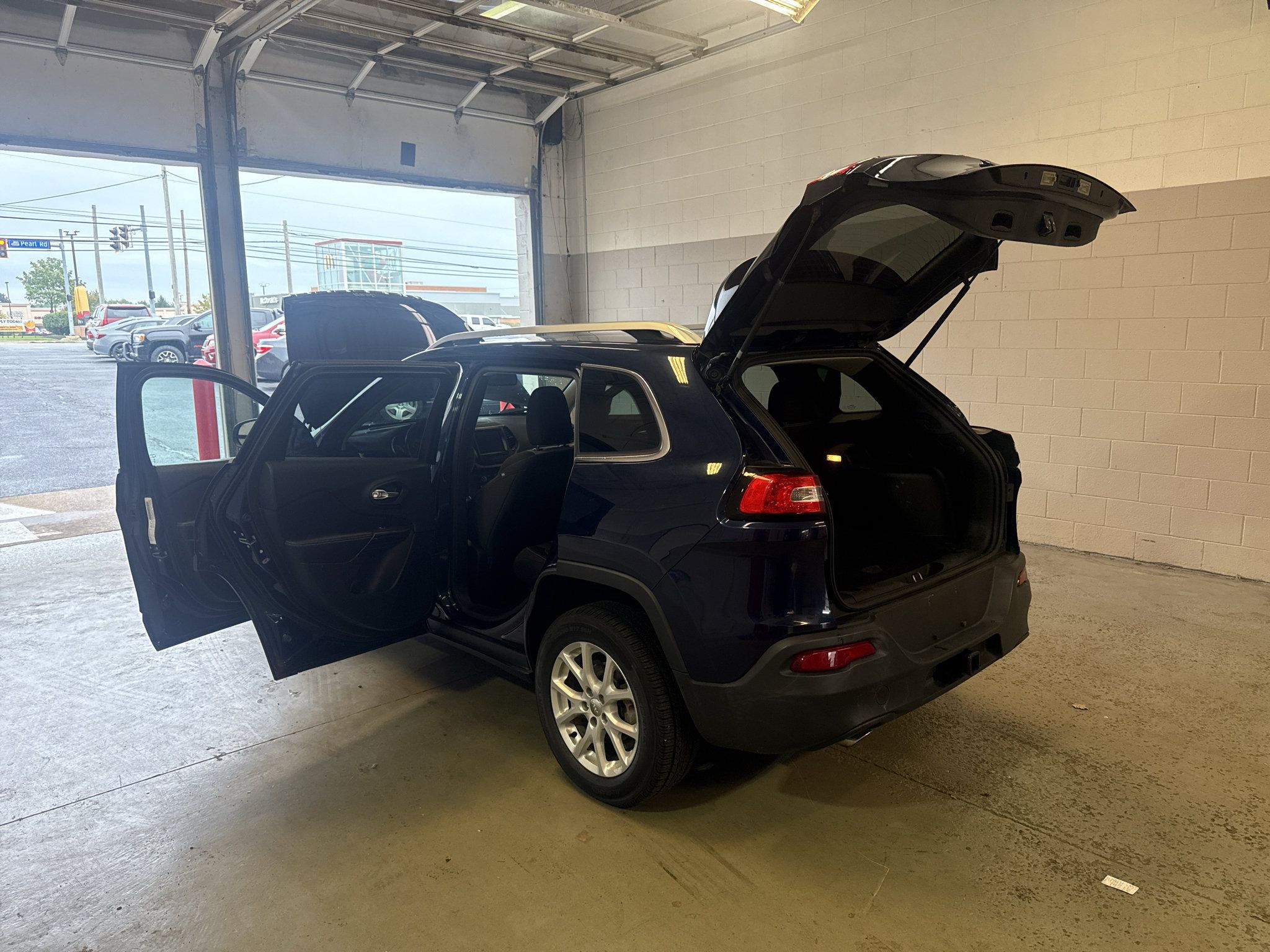Used 2014 Jeep Cherokee Latitude w/ Cold Weather Group FWD image 12