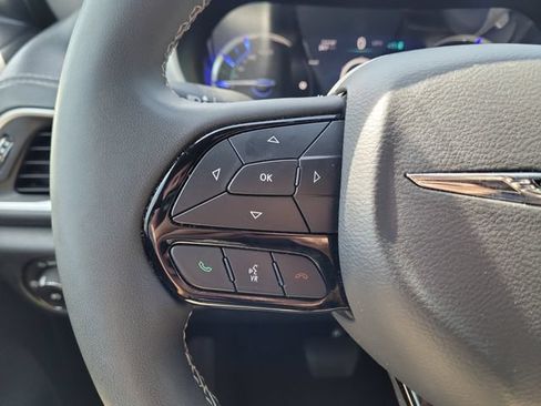 Used 2024 Chrysler Pacifica Limited FWD image 24