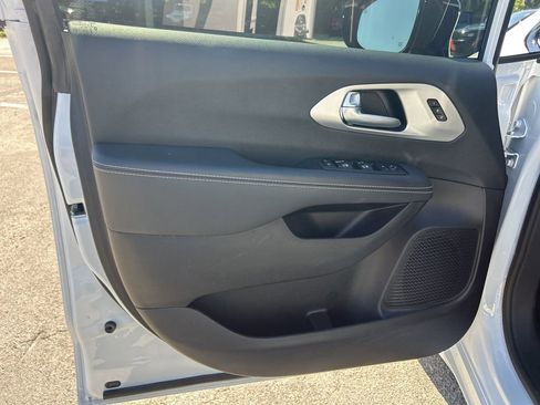 Used 2024 Chrysler Pacifica Limited w/ S Appearance Package image 34