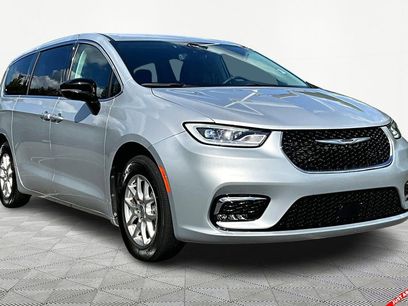 Used 2024 Chrysler Pacifica Touring-L