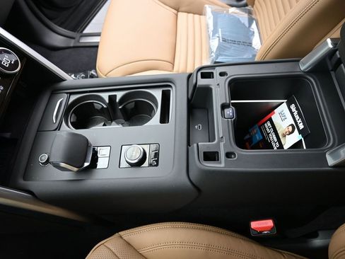 New 2026 Land Rover Discovery Limited Edition AWD/4WD image 29
