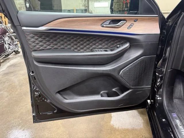 Used 2025 Jeep Grand Cherokee Summit w/ Obsidian Package AWD/4WD image 14