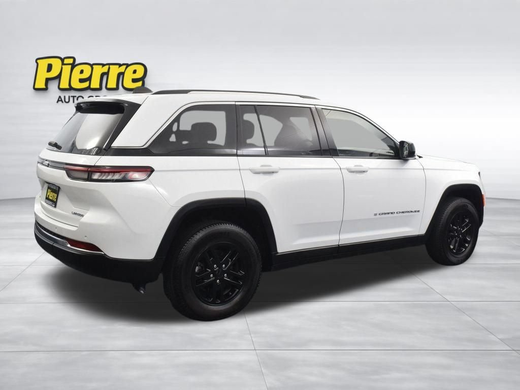 Used 2023 Jeep Grand Cherokee Laredo AWD/4WD image 4