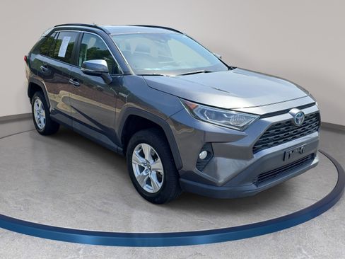 Used 2021 Toyota RAV4 XLE w/ Convenience Package image 3