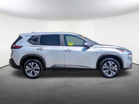 Used 2023 Nissan Rogue SV image 2