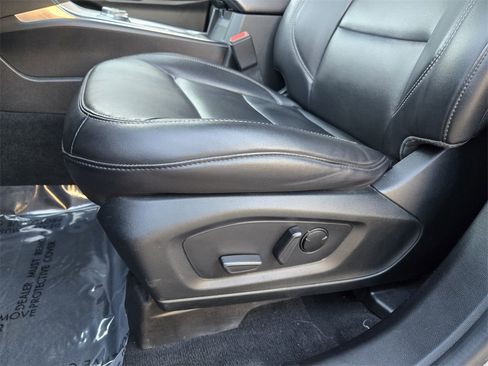 Used 2022 Ford Explorer XLT w/ Equipment Group 202A image 8