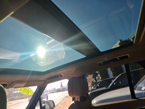 Used 2025 Land Rover Range Rover SE image 22