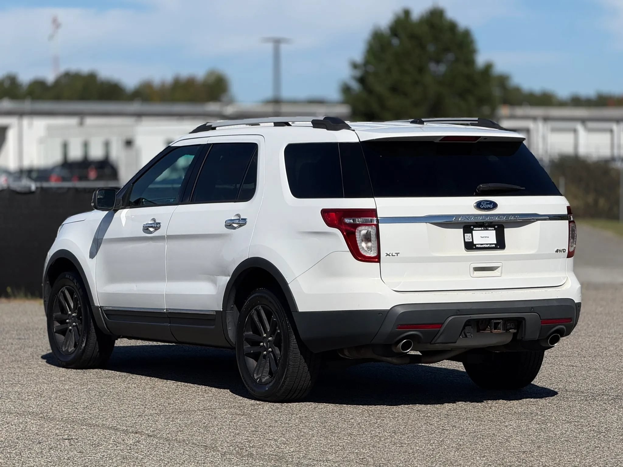 Used 2015 Ford Explorer XLT w/ Equipment Group 202B AWD/4WD image 10