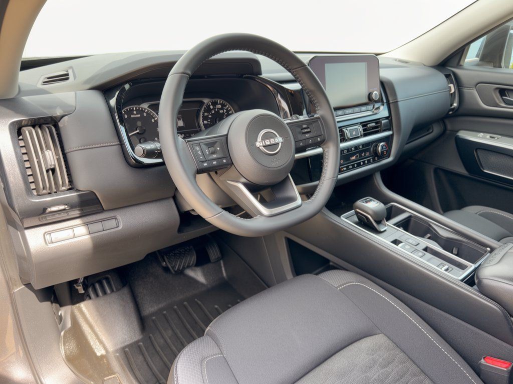 Used 2024 Nissan Pathfinder SV FWD image 4