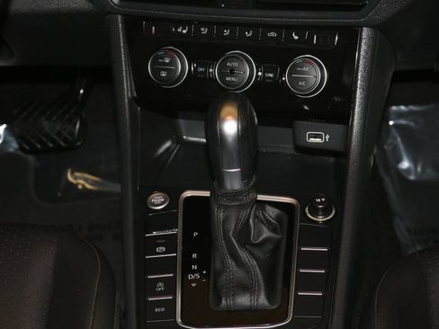 Used 2019 Volkswagen Jetta SE w/ Cold Weather Package FWD image 32