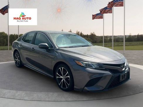 Used 2019 Toyota Camry SE image 3