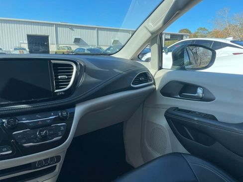 Used 2023 Chrysler Pacifica Touring-L image 35