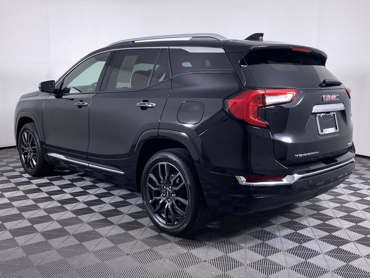 Used 2024 GMC Terrain Denali w/ Black Diamond Edition AWD/4WD image 19