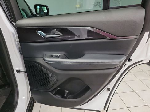 Used 2023 Jeep Grand Cherokee Altitude image 17