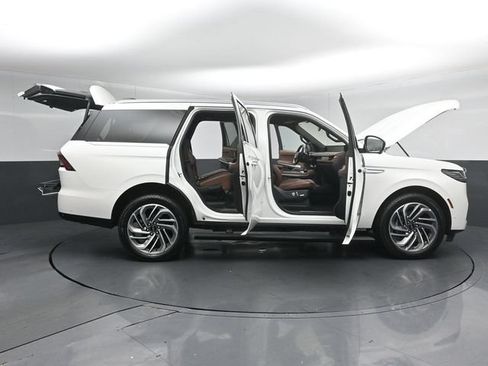 Certified 2025 Lincoln Navigator Reserve AWD/4WD image 62