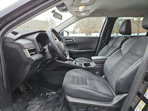 Used 2023 Mitsubishi Outlander SE image 13