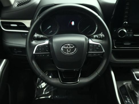 Used 2021 Toyota Highlander XLE AWD/4WD image 34