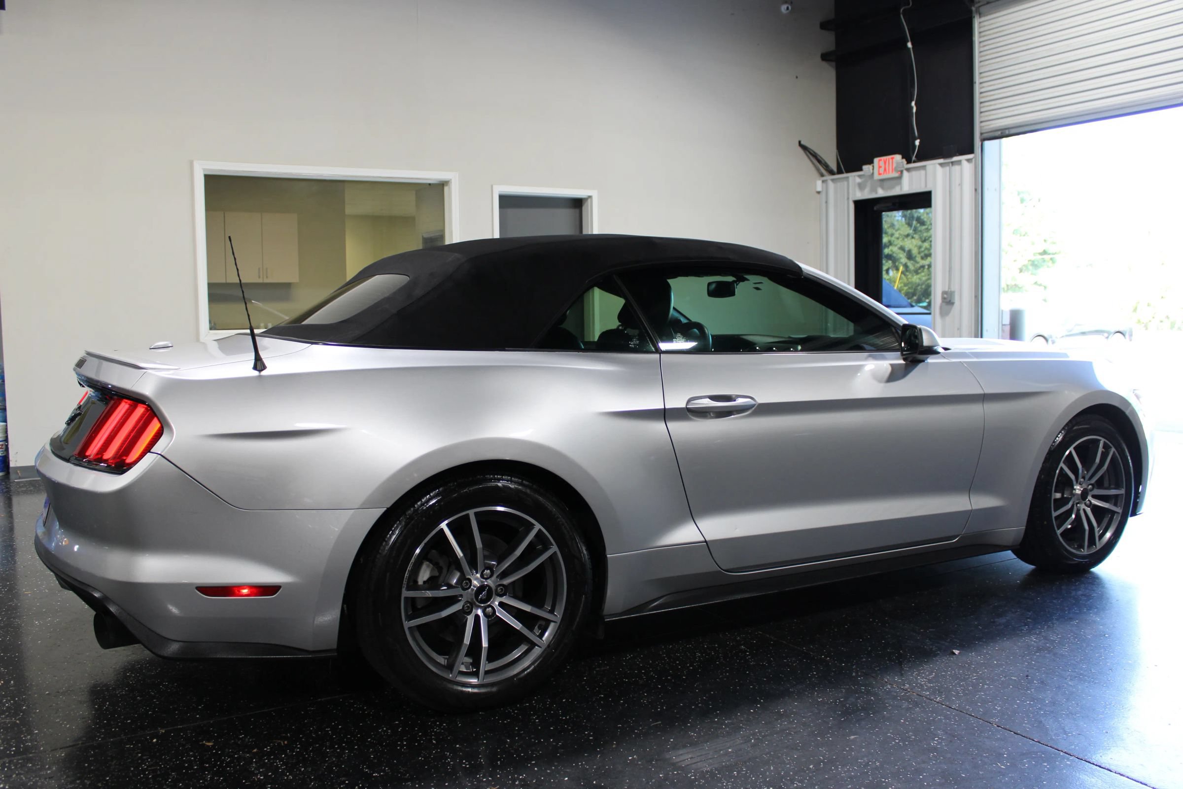 Used 2016 Ford Mustang Convertible RWD image 4