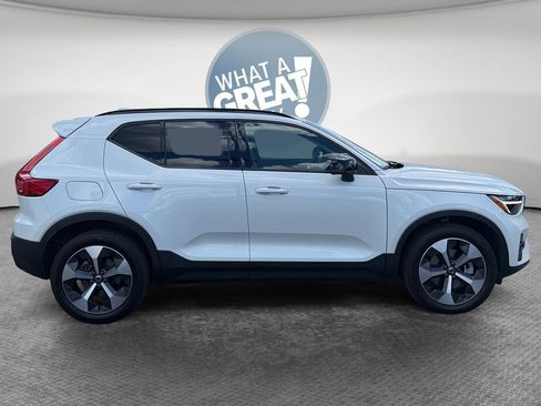 Used 2023 Volvo XC40 B5 Plus w/ Climate Package AWD/4WD image 2