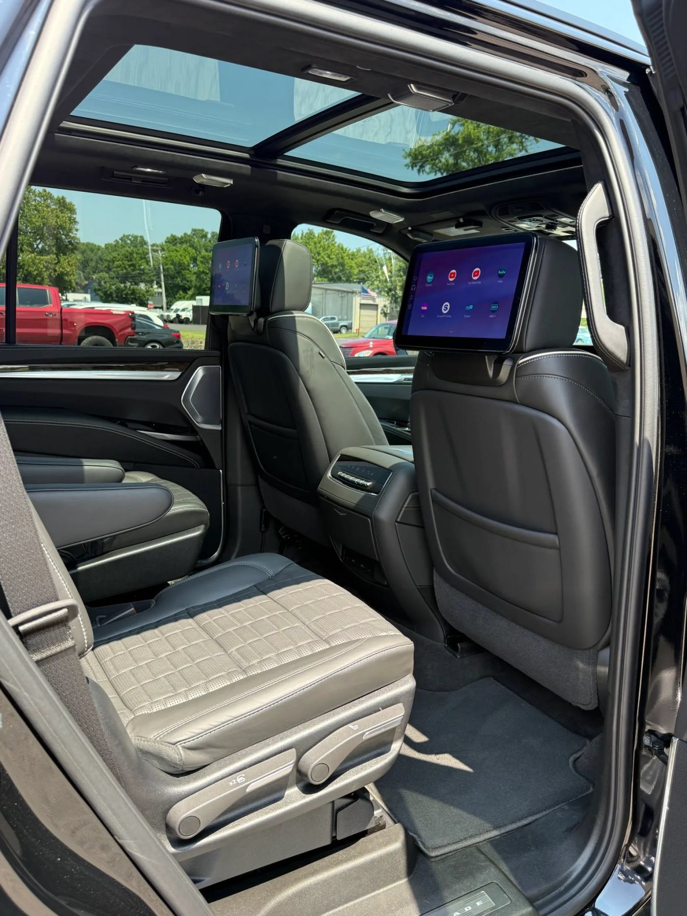 Used 2025 Cadillac Escalade Sport Platinum w/ LPO, ONYX Package AWD/4WD image 27